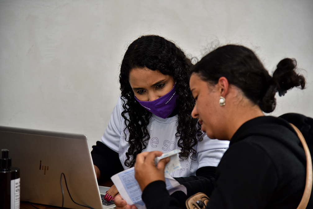 Moradores do CIC aproveitam feira para investir na carreira com oportunidades de capacitação profissional