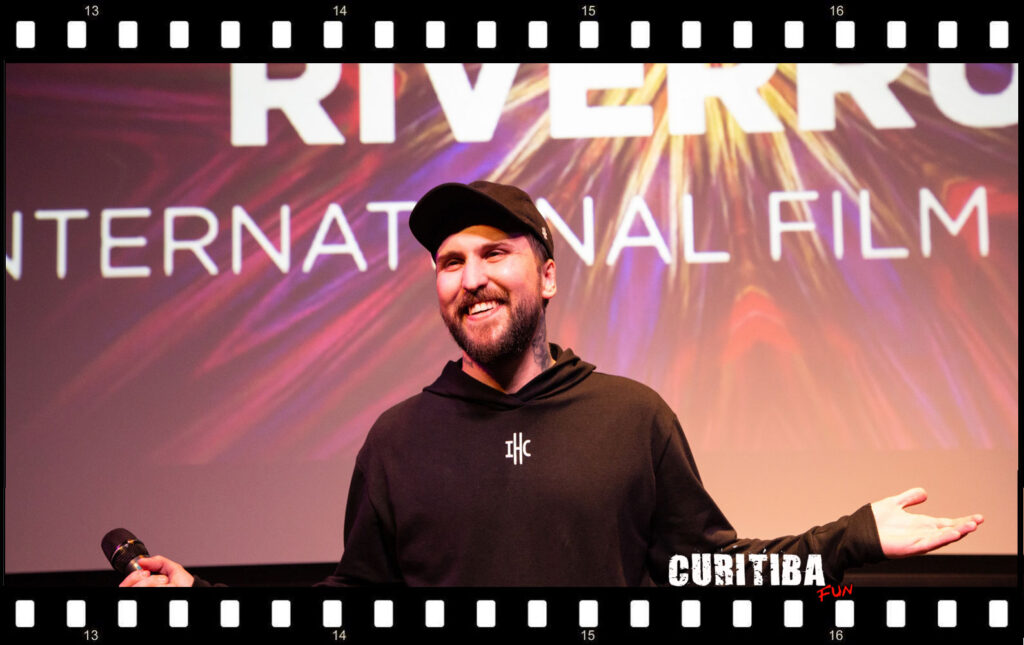 Capivara faz sucesso nos EUA como personagem do filme "Coração de Neon"