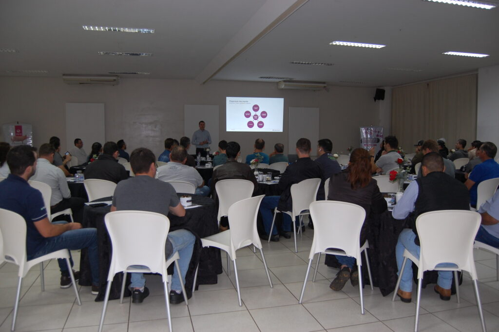 Topigs Norsvin realiza 'Conexão Tecnológica' e oferece dois dias de treinamentos para seus clientes da região do Oeste do Paraná Topigs Norsvin realiza 'Conexão Tecnológica' e oferece dois dias de treinamentos para seus clientes da região do Oeste do Paraná