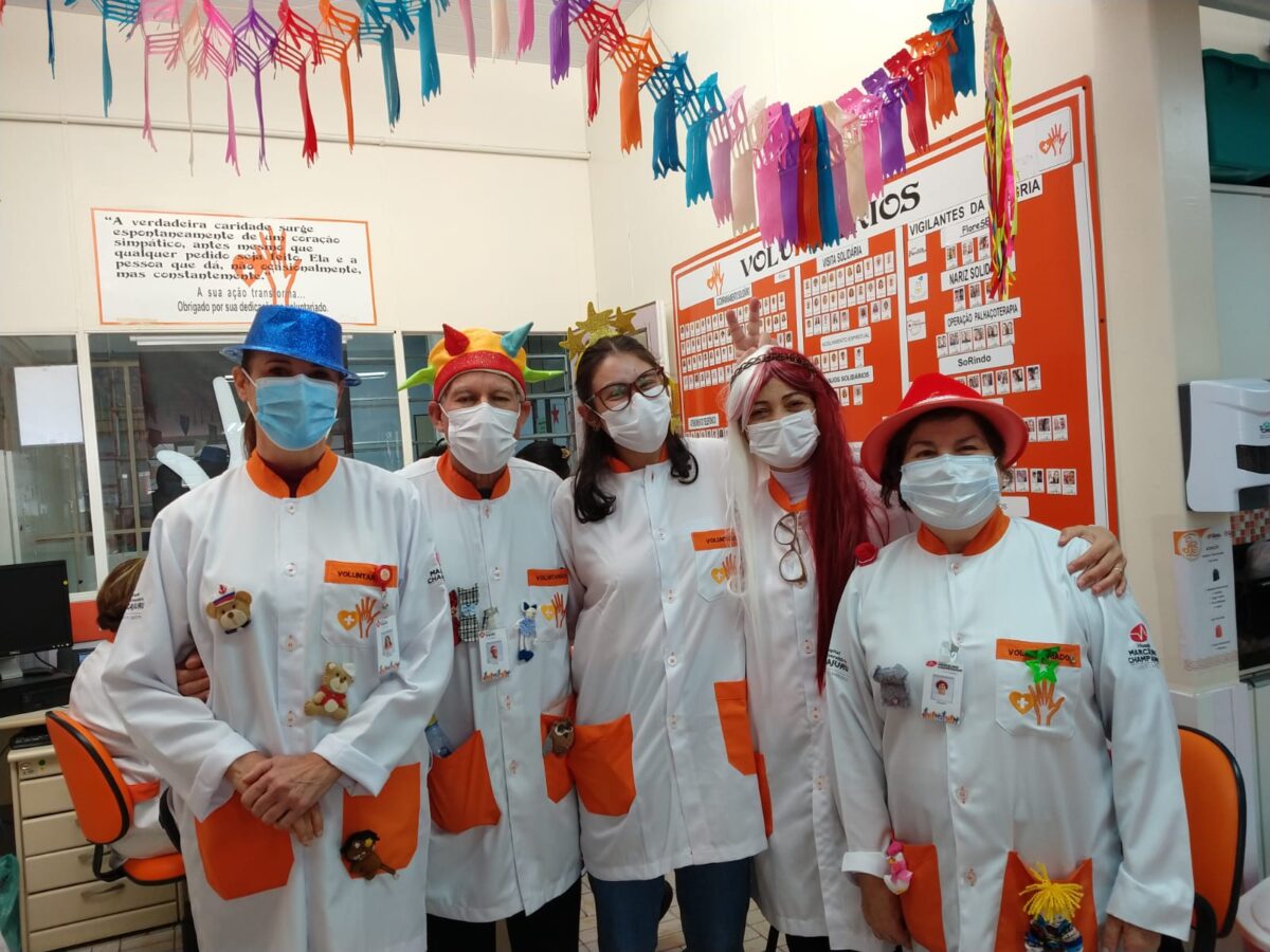 Depois de dois anos afastados, voluntários voltam a levar sons e cores para hospitais Depois de dois anos afastados, voluntários voltam a levar sons e cores para hospitais