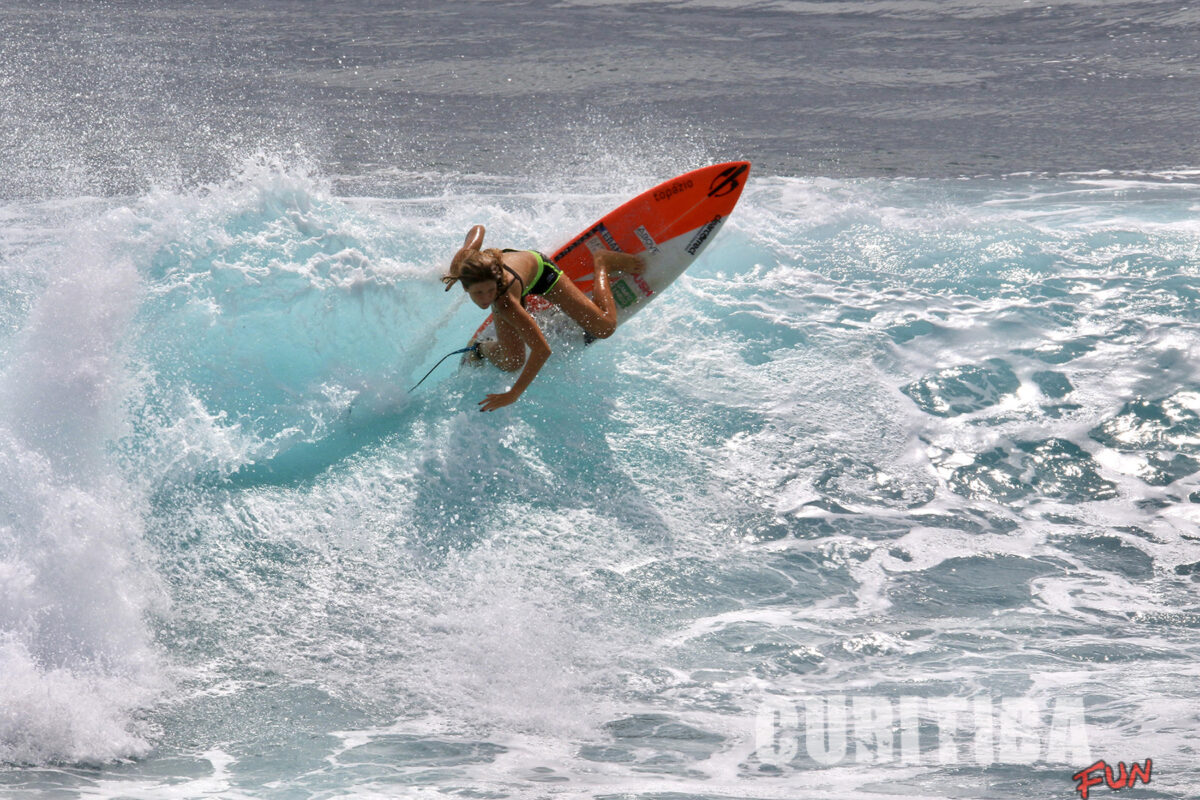 Surfista paranaense é promessa da modalidade e sonha com campeonato mundial Surfista paranaense é promessa da modalidade e sonha com campeonato mundial