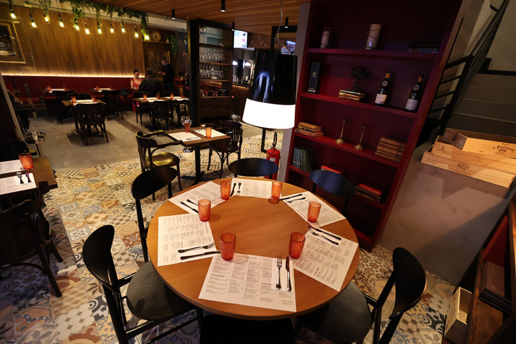 Adega San Vicente tem opções gastronômicas descomplicadas como Espetinho de Polvo e Bao de Porco