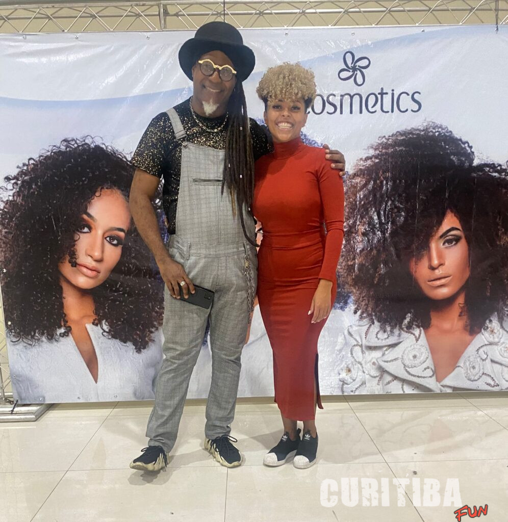 Cabeleireira recebe prêmio por seu trabalho com cabelos cacheados e crespos Cabeleireira recebe prêmio por seu trabalho com cabelos cacheados e crespos