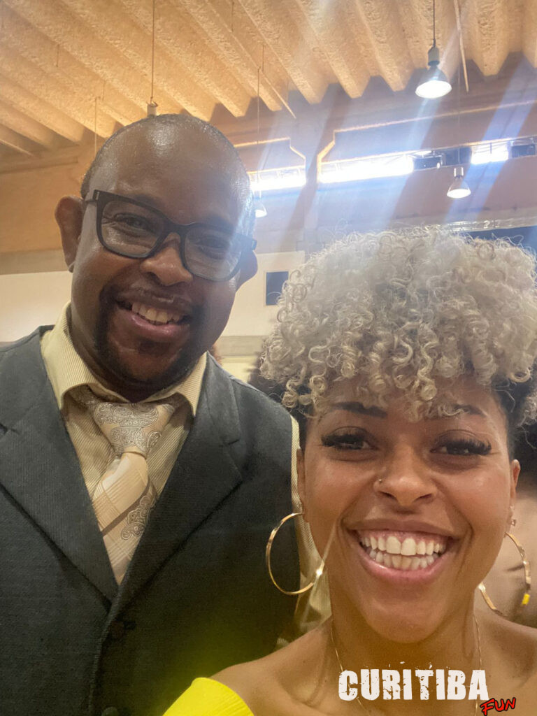 Cabeleireira recebe prêmio por seu trabalho com cabelos cacheados e crespos Cabeleireira recebe prêmio por seu trabalho com cabelos cacheados e crespos