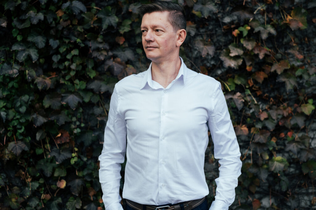 Como o posicionamento do gestor impacta na imagem da empresa?