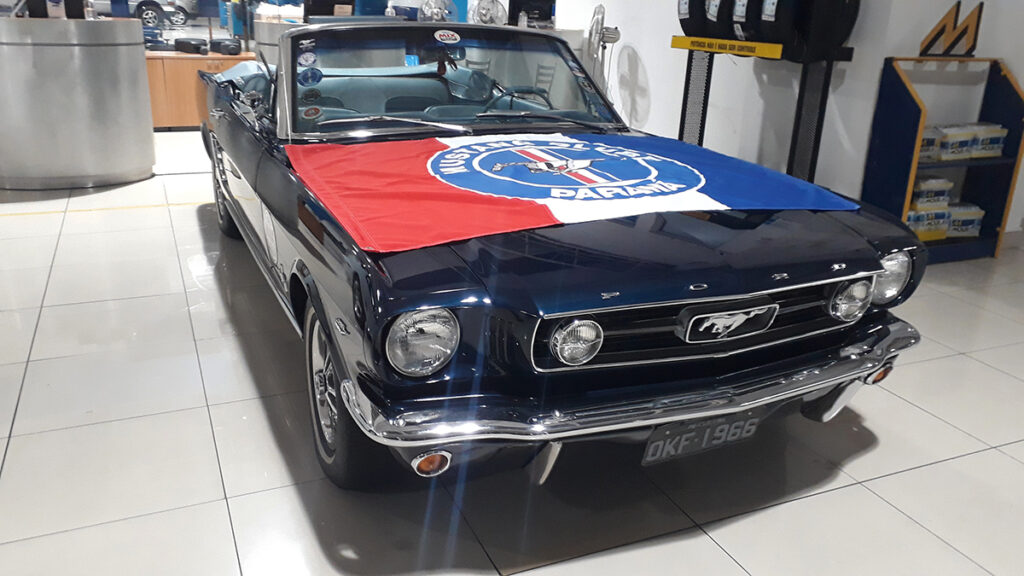 Ford Mustangs ocupam pontos turísticos curitibanos em ação social de apoio à FAS