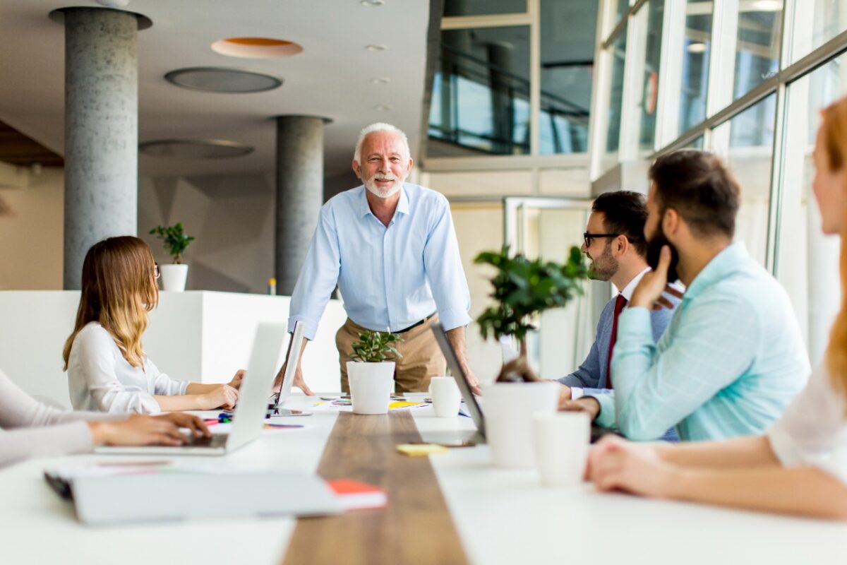 Empresas apostam cada vez mais na mistura de gerações nos ambientes de trabalho Empresas apostam cada vez mais na mistura de gerações nos ambientes de trabalho
