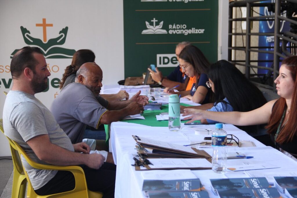 Mutirão de emprego disponibiliza 266 vagas e oferece cursos profissionalizantes gratuitos Mutirão de emprego disponibiliza 266 vagas e oferece cursos profissionalizantes gratuitos