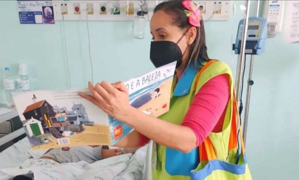 Contadores de histórias levam universo lúdico para dentro de hospitais SUS e escolas municipais