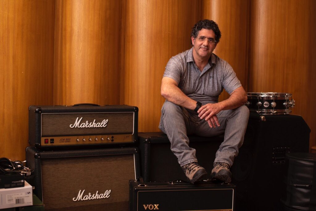 Empresário abre portas para o mercado da música brasileira Empresário abre portas para o mercado da música brasileira