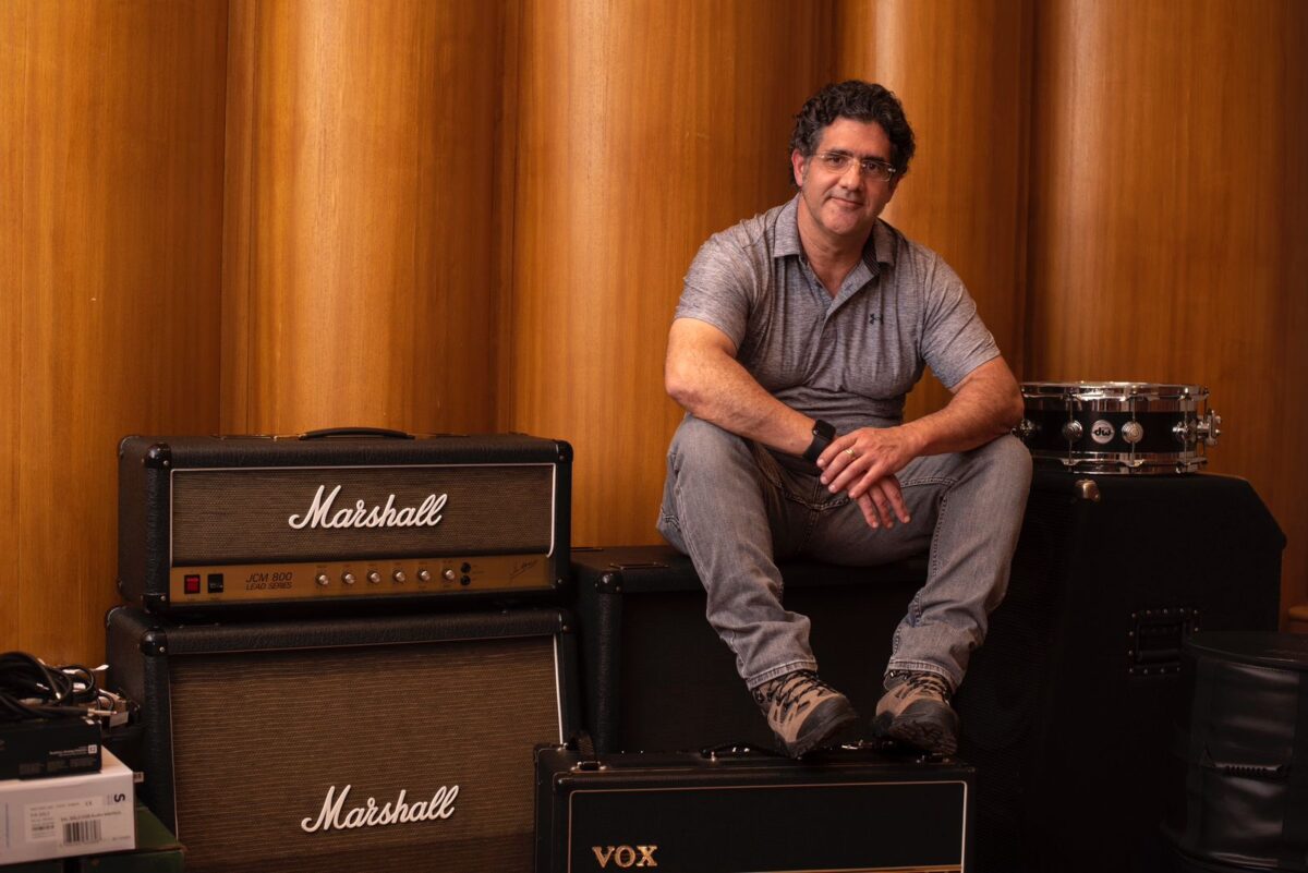 Empresário abre portas para o mercado da música brasileira Empresário abre portas para o mercado da música brasileira