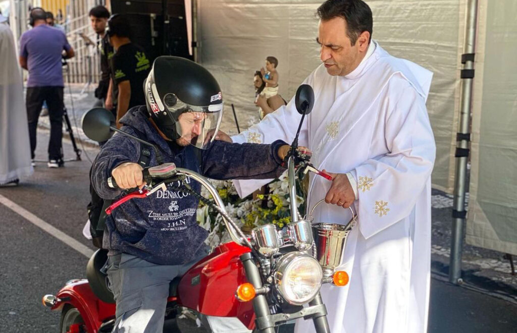 Obra Evangelizar promove bênção de bicicletas, carros, motos e patinetes no aniversário de Curitiba