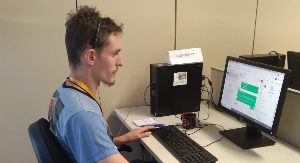 Dificuldade na interação social não impede autista de trabalhar com atendimento ao público