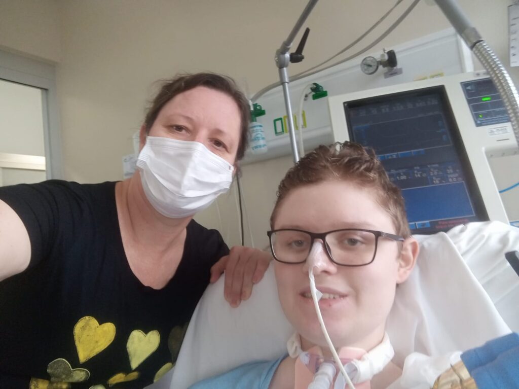 Nos corredores de hospitais, mães mudam própria vida para cuidar da saúde dos filhos