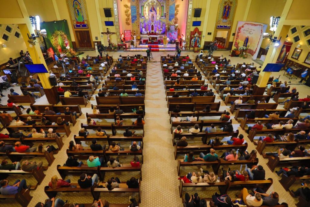 Fiéis participam da 18ª edição do evento “24 horas em Oração” em Curitiba