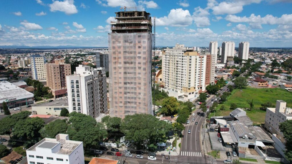 Verticalização impulsiona crescimento de antigos "bairros de passagem" de Curitiba Verticalização impulsiona crescimento de antigos "bairros de passagem" de Curitiba