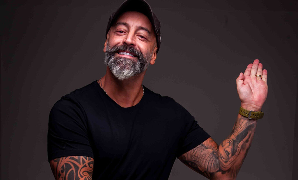 Cris Pereira apresenta show de humor "De Borracha à Bombacha" em Curitiba