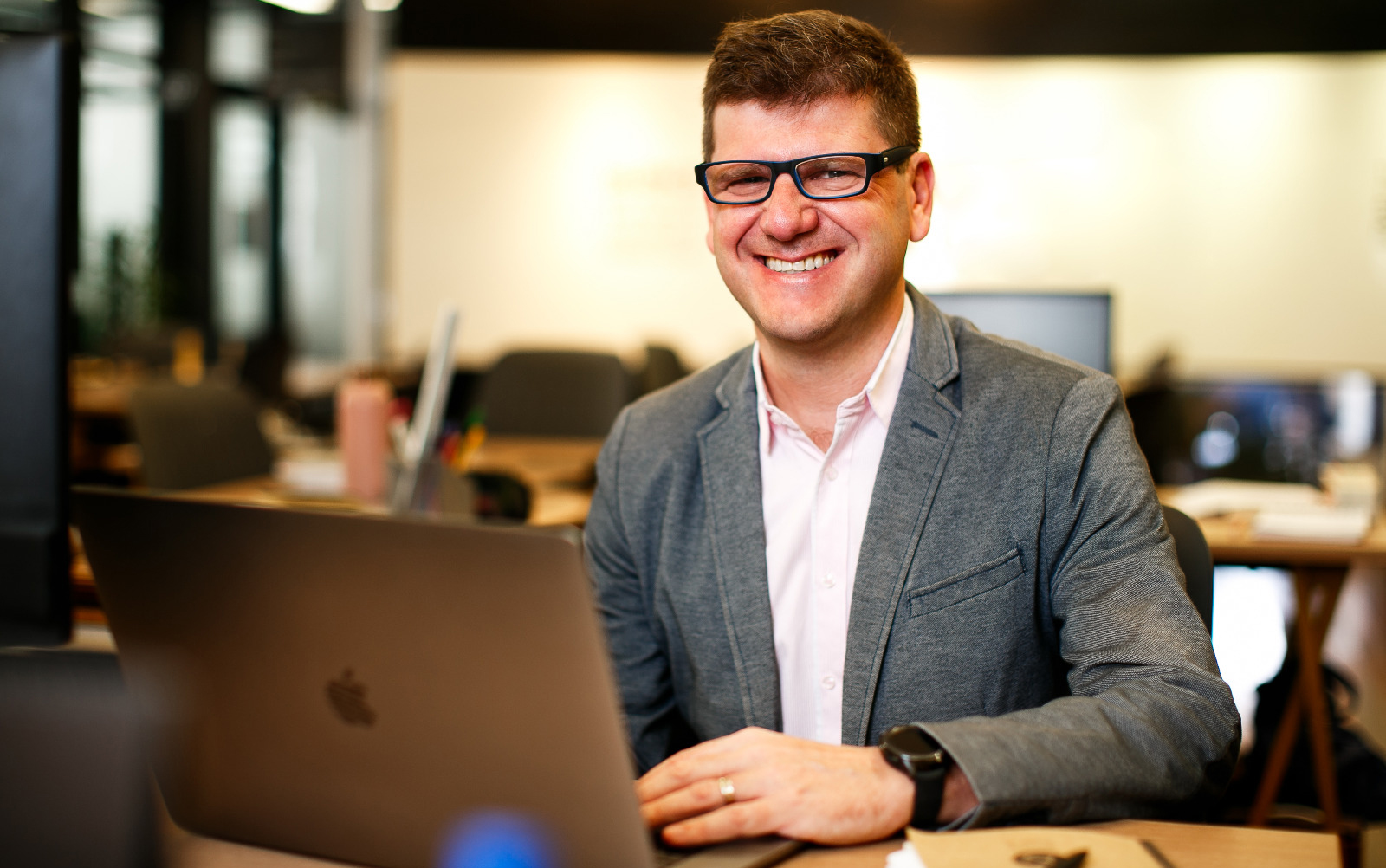 Livro escrito por curitibano com a ajuda do ChatGPT aborda a inteligência artificial na educação