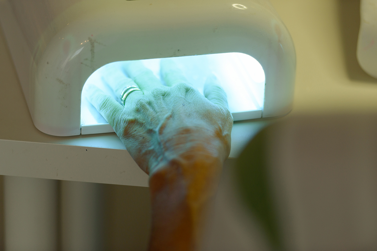 Câncer de pele: crescimento no uso de cabines de luz UV para secagem de esmaltes em gel levanta preocupações