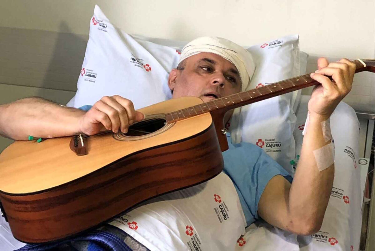 Paciente canta e toca violão durante cirurgia para retirada de tumor cerebral em hospital SUS Paciente canta e toca violão durante cirurgia para retirada de tumor cerebral em hospital SUS