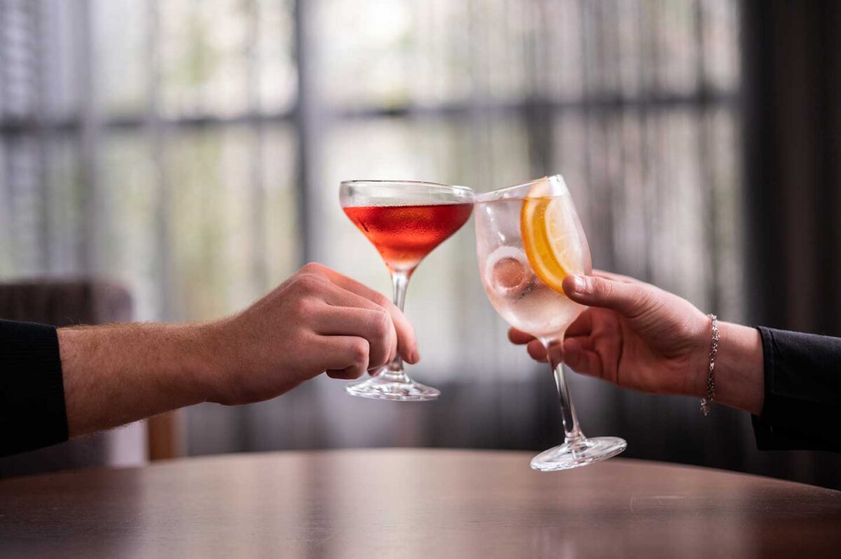 Bar de Curitiba lança carta de drinques exclusivos com cordiais botânicos Monin