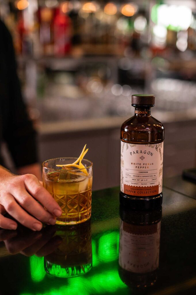 Bar de Curitiba lança carta de drinques exclusivos com cordiais botânicos Monin Bar de Curitiba lança carta de drinques exclusivos com cordiais botânicos Monin