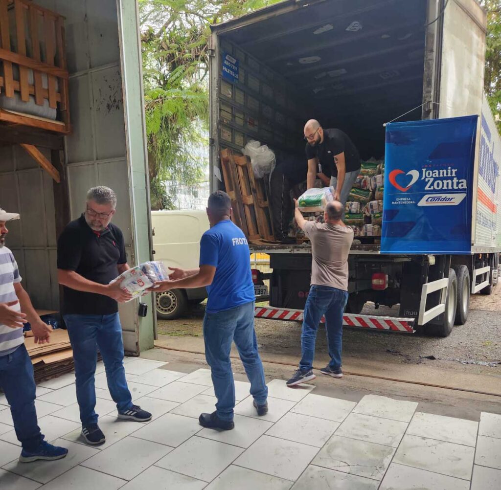 Joinville ganha 13 toneladas de alimentos do Condor, CIPLA e Hipermais Joinville ganha 13 toneladas de alimentos do Condor, CIPLA e Hipermais