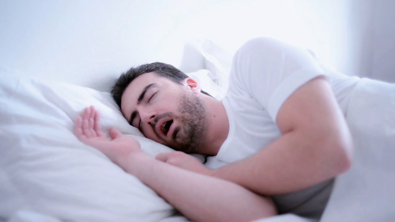 Noites mal dormidas e dores de cabeça constantes? O problema pode ser o bruxismo