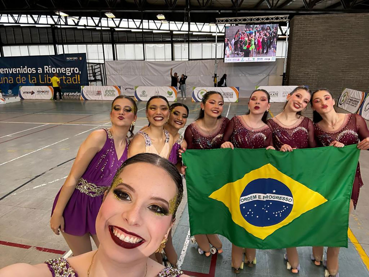 Medalhistas da patinação artística se apresentam no Campeonato Paranaense