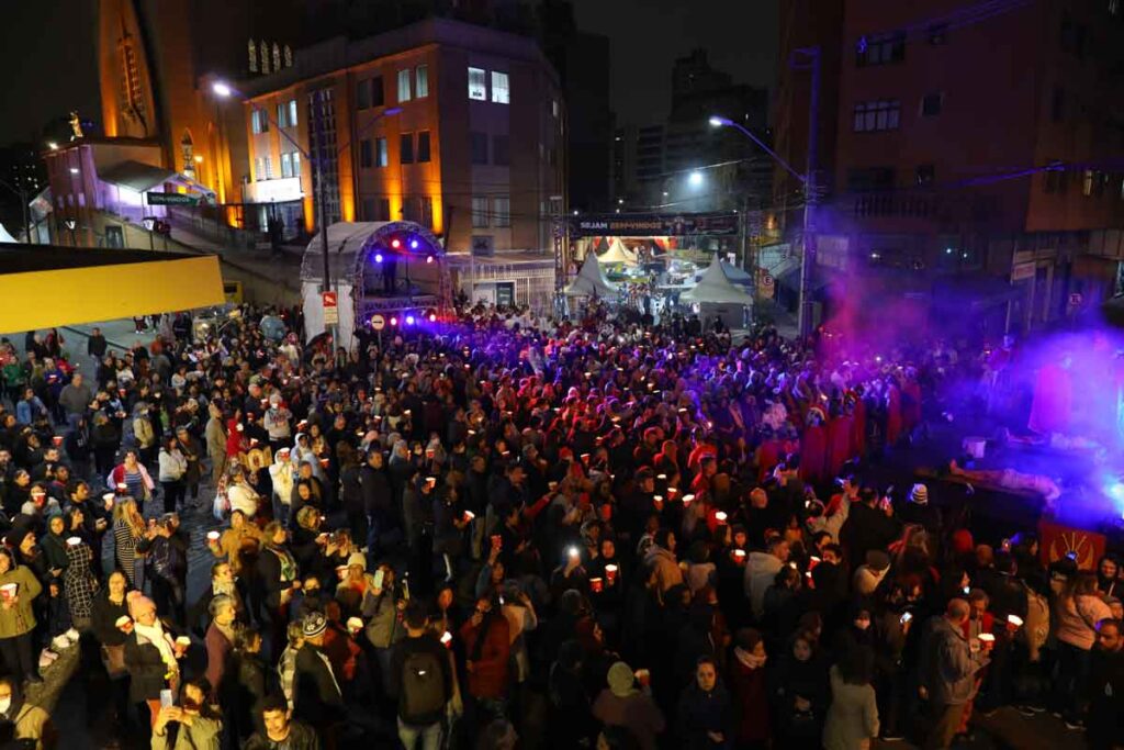 Procissão com velas e encenação da Via-Sacra intensificam programação da VIII Festa de Jesus das Santas Chagas no fim de semana Procissão com velas e encenação da Via-Sacra intensificam programação da VIII Festa de Jesus das Santas Chagas no fim de semana