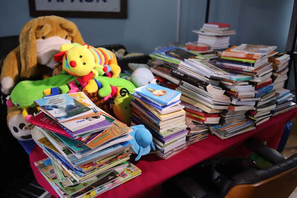 Campanha do Dia das Crianças da Obra Evangelizar arrecada livros e doces em Curitiba Campanha do Dia das Crianças da Obra Evangelizar arrecada livros e doces em Curitiba