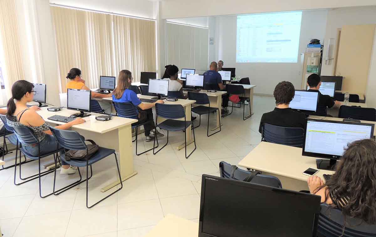 De informática a oratória: cursos de qualificação gratuitos conectam gerações