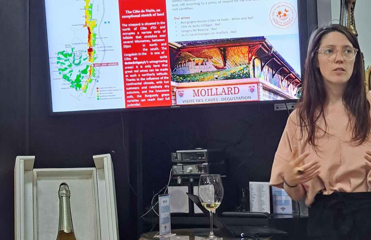 CWBTrad atua na tradução consecutiva de embaixadora de vinhos de Borgonha, na França CWBTrad atua na tradução consecutiva de embaixadora de vinhos de Borgonha, na França