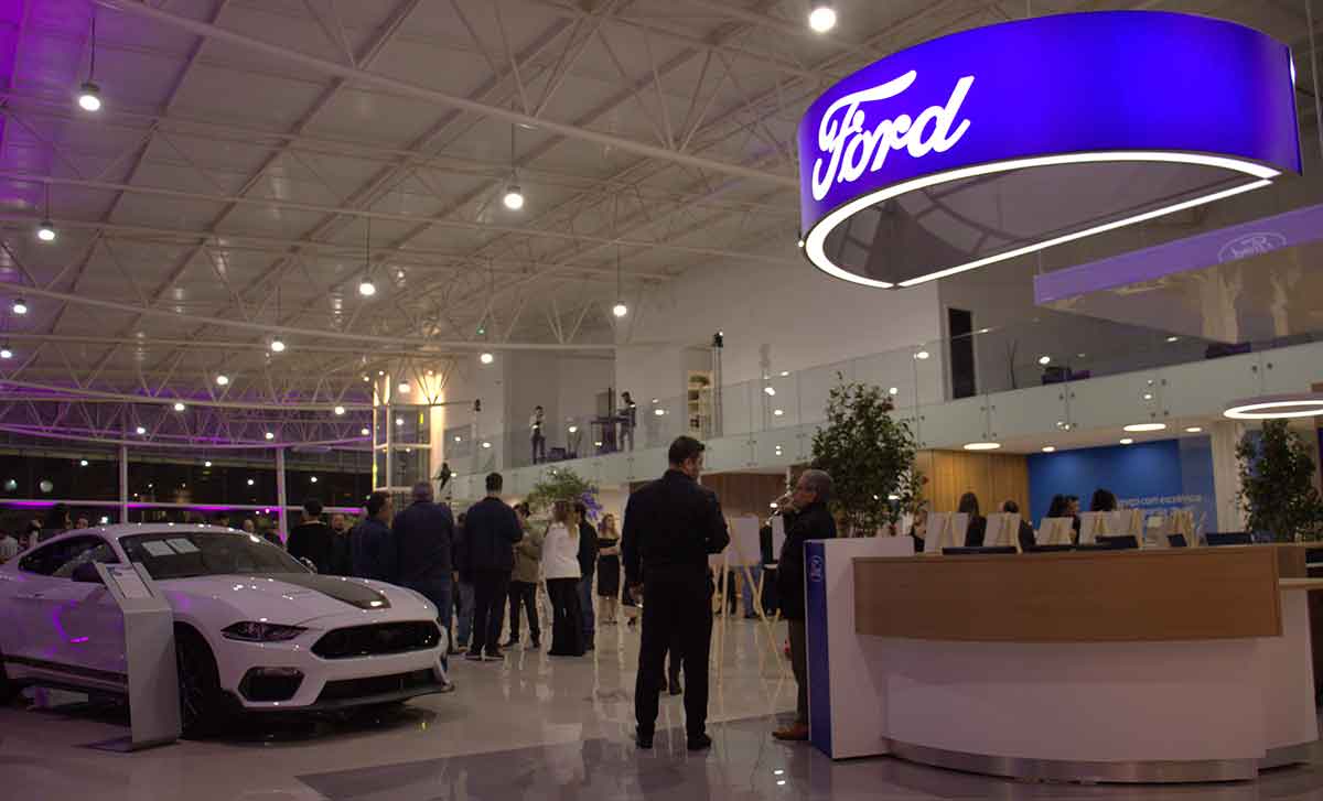 Outubro Rosa: mulheres posam ao lado de Mustangs em campanha de prevenção ao câncer