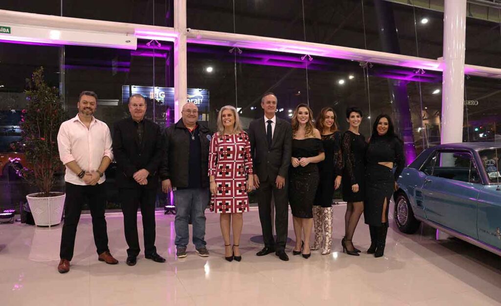 Outubro Rosa: mulheres posam ao lado de Mustangs em campanha de prevenção ao câncer Outubro Rosa: mulheres posam ao lado de Mustangs em campanha de prevenção ao câncer