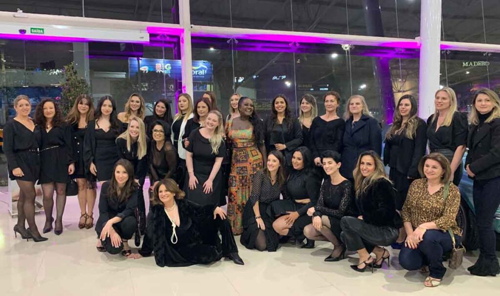 Outubro Rosa: mulheres posam ao lado de Mustangs em campanha de prevenção ao câncer Outubro Rosa: mulheres posam ao lado de Mustangs em campanha de prevenção ao câncer