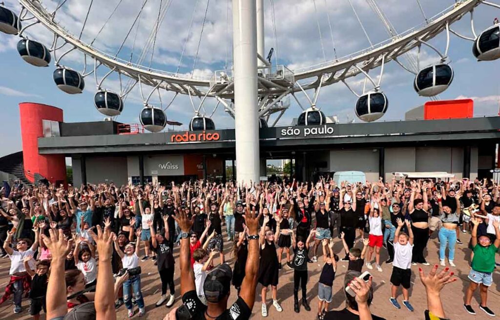 School of Rock Brasil: Mais de 300 crianças cantam e tocam ‘We Will Rock You’, do Queen, na maior Roda Gigante da América Latina School of Rock Brasil: Mais de 300 crianças cantam e tocam ‘We Will Rock You’, do Queen, na maior Roda Gigante da América Latina