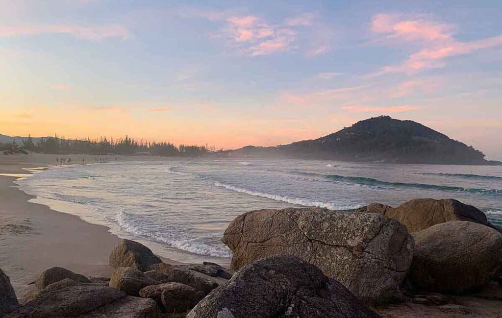 Crescimento dos municípios litorâneos impacta turismo de veraneio nas praias do Paraná e Santa Catarina