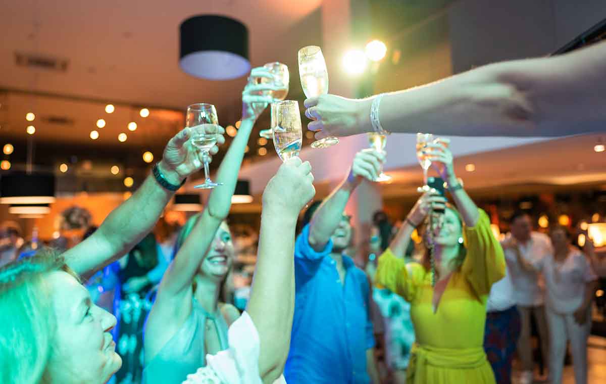 Coquetel no terraço e jantar sofisticado: Festa de Réveillon 2024 no NH Curitiba The Five