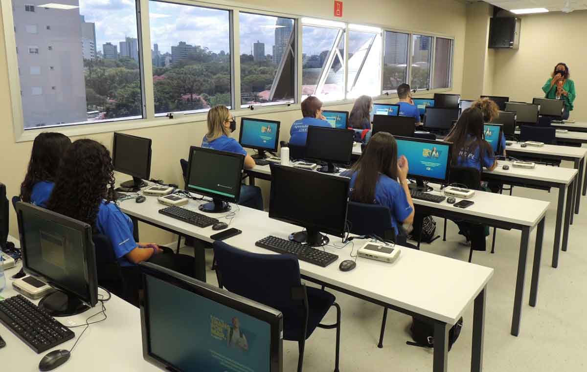 Início da carreira: saiba as diferenças entre estagiário e jovem aprendiz