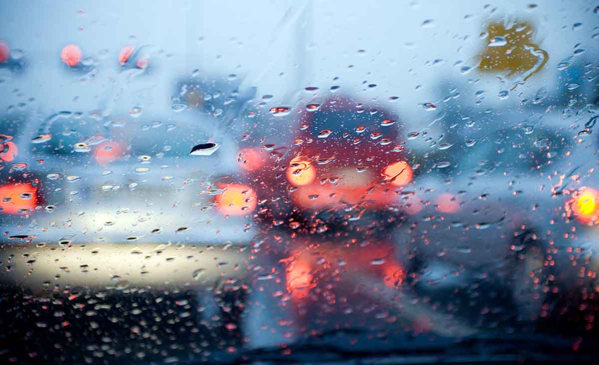 Nove dicas para dirigir com segurança durante chuvas ou enchentes
