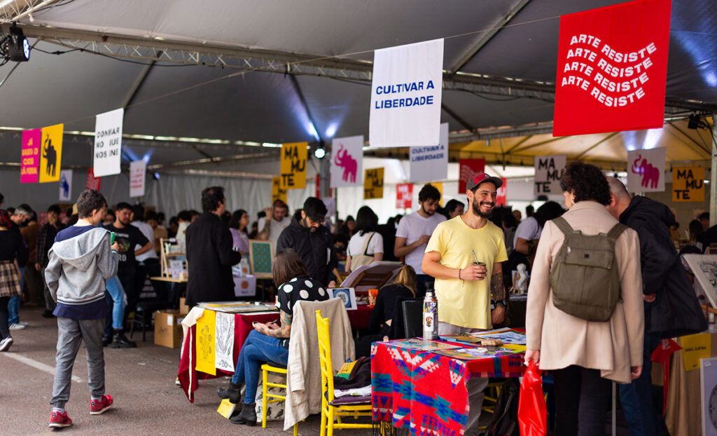 Mamute Feira Gráfica promove sábado de cultura, arte, música e gastronomia na Câmara Municipal de Curitiba Mamute Feira Gráfica promove sábado de cultura, arte, música e gastronomia na Câmara Municipal de Curitiba