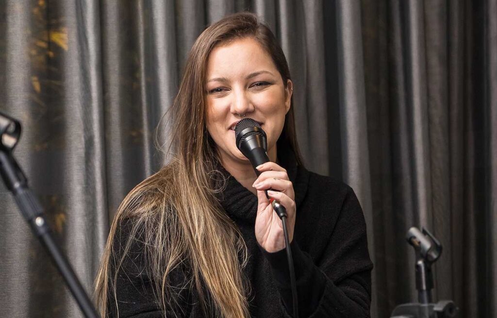 Talento curitibano: cantora residente do Five Lounge estreia no The Voice Brasil Talento curitibano: cantora residente do Five Lounge estreia no The Voice Brasil