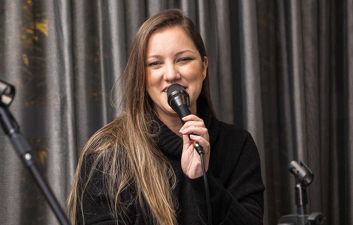 Talento curitibano: cantora residente do Five Lounge estreia no The Voice Brasil