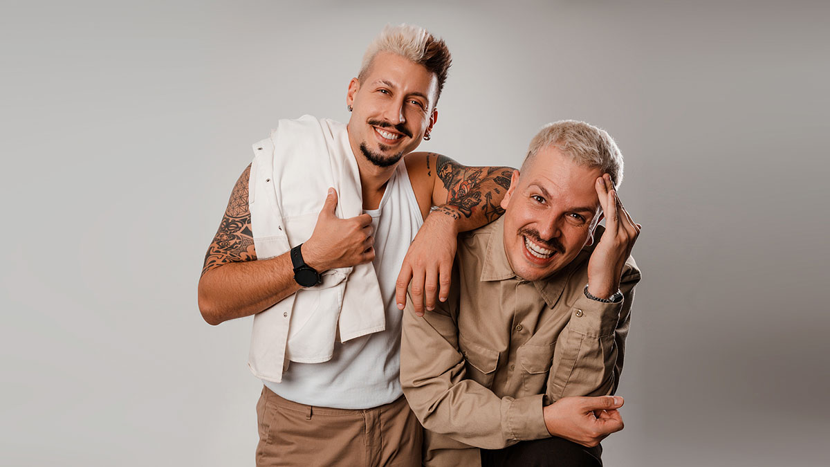 Dupla curitibana “Papi” lança o single “Santinha Pero No Mucho”,com ritmos latinos e influências do funk e do pop
