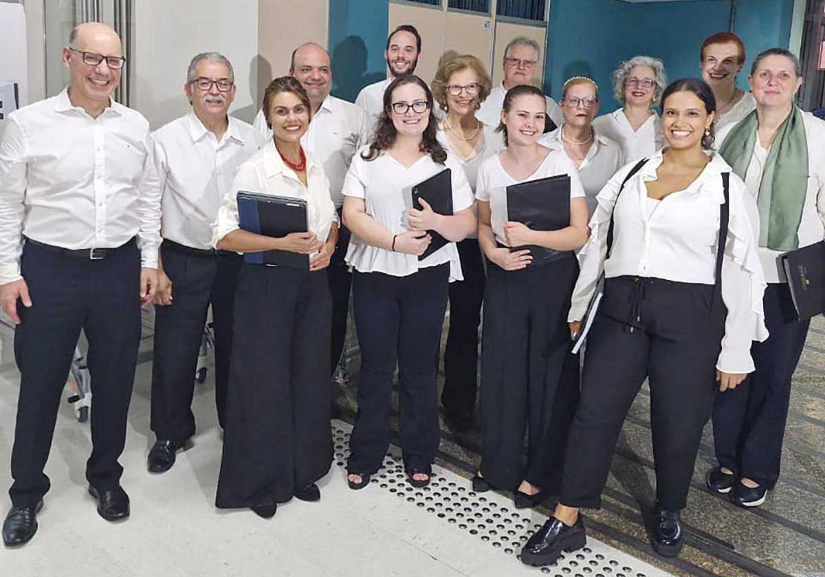 Médico e maestro: mãos que aplicam técnica médica também levam conforto por meio da música