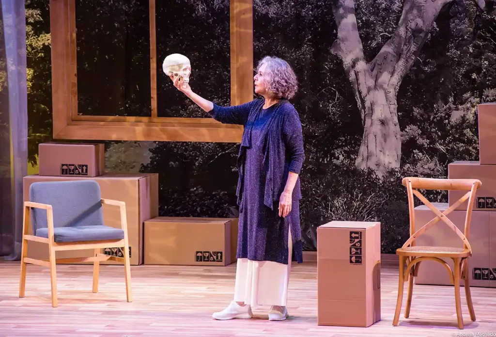 Irene Ravache comemora 80 anos e traz para Curitiba o seu premiado espetáculo “Alma Despejada”