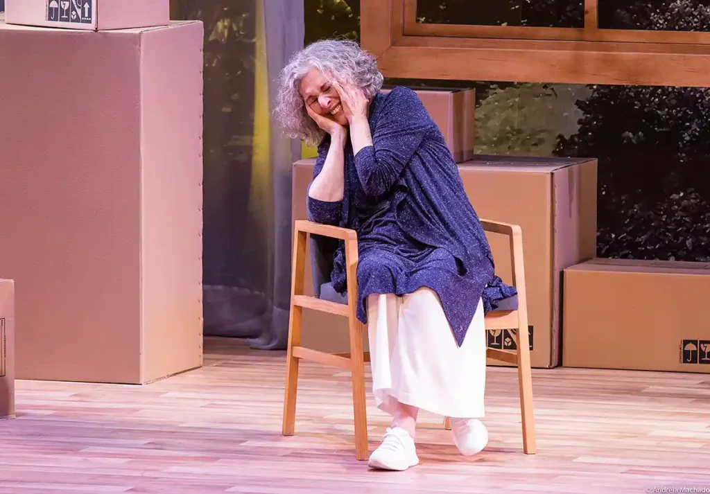 Irene Ravache comemora 80 anos e traz para Curitiba o seu premiado espetáculo “Alma Despejada”