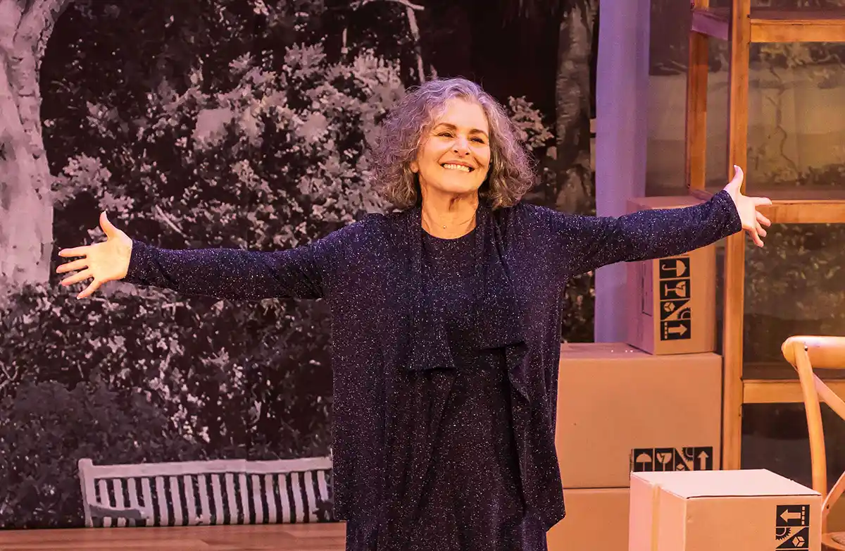 Irene Ravache comemora 80 anos e traz para Curitiba o seu premiado espetáculo “Alma Despejada”