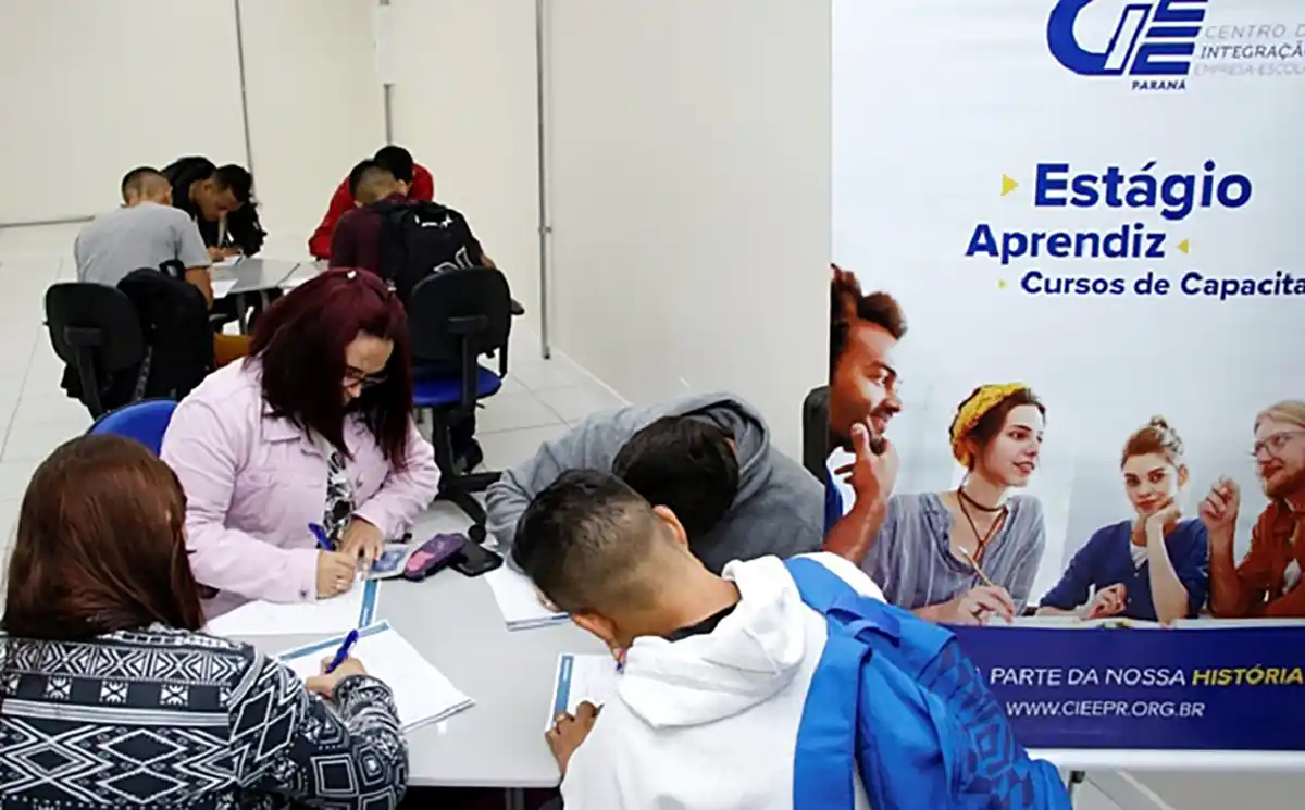 Paraná tem mais de 2,7 mil vagas de estágio em janeiro; bolsas-auxílio podem chegar até R$ 2,2 mil